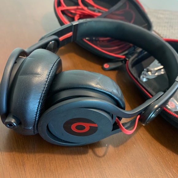 Beats by Dre Mixr Headphones and Case - Picture 3 of 5
